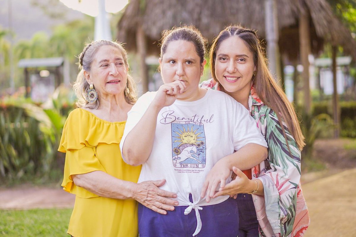 IrinaSalasL's tweet photo. Aprendí desde muy pequeña al cuidado de mi hermana en condiciones especiales.

Hoy, honro no solo a mi mamá, sino aquellas personas que deciden apostarle a este cuidado, sé que no es fácil. L@s admiro un montón 💜🧡.

Seguiremos construyendo derechos y oportunidades para ell@s. https://t.co/JqsUHos0Td