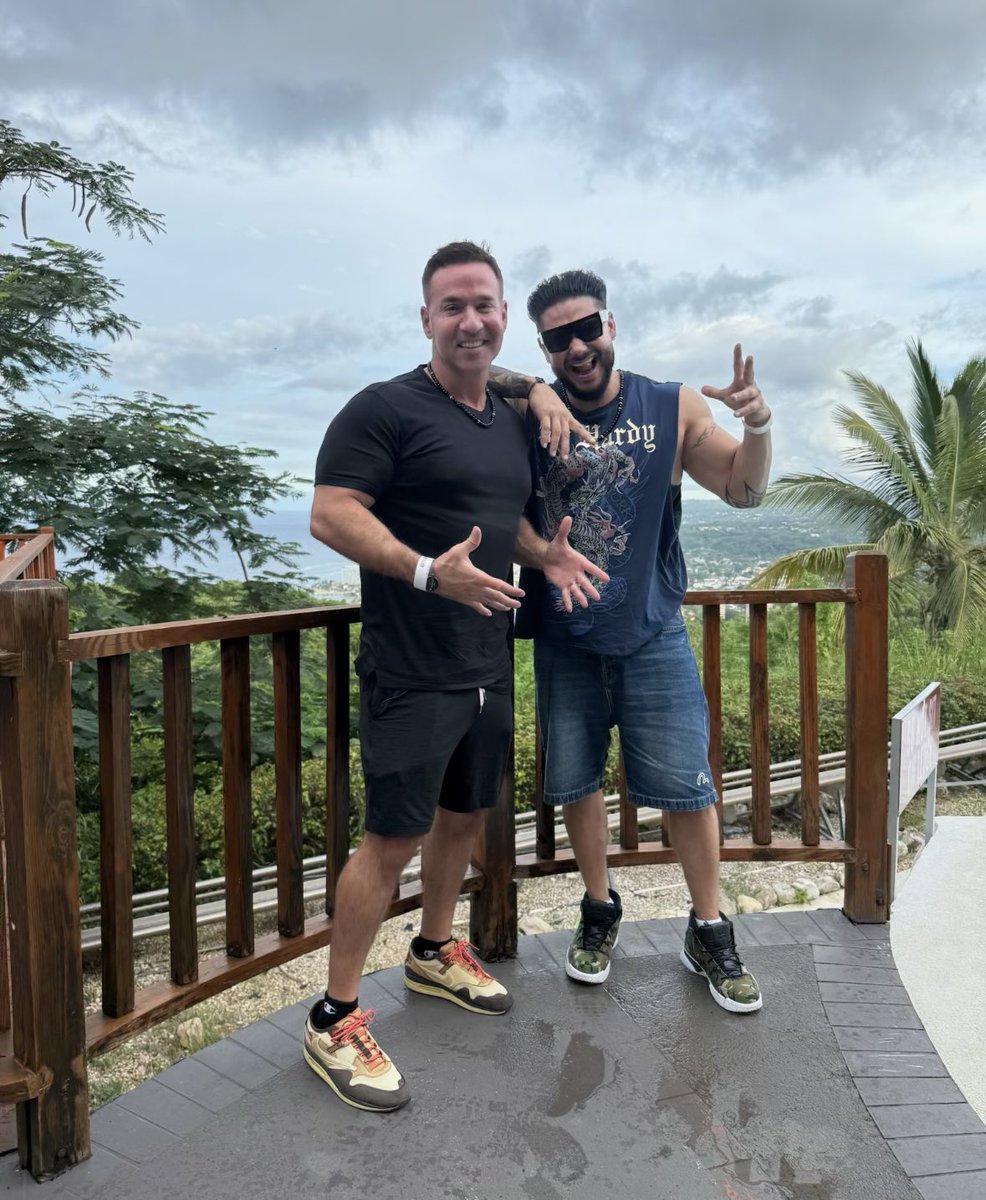 Whose anniversary is it really… <a href="/DJPaulyD/">DJ Pauly D</a> #JSFamilyVacation