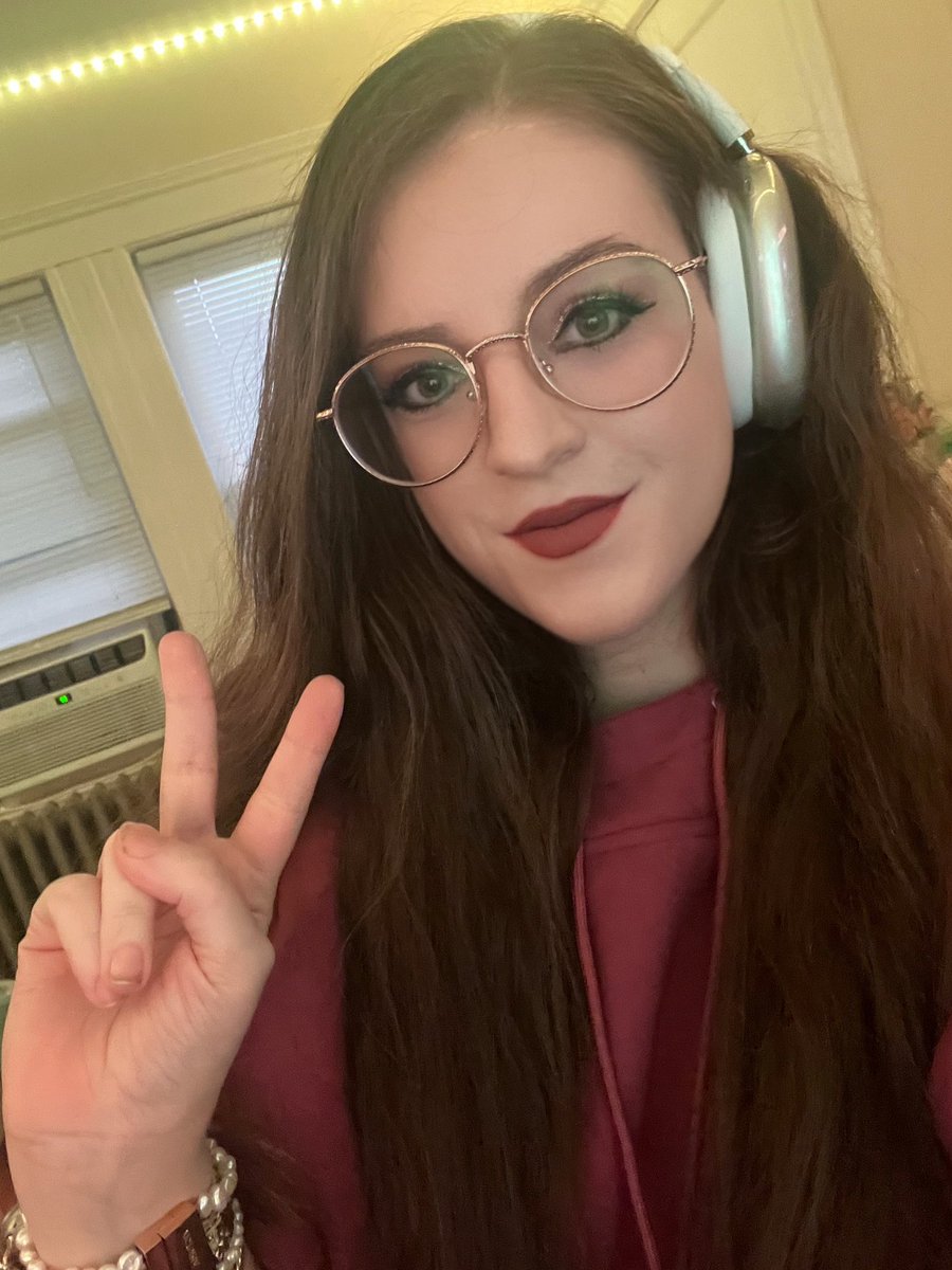 amagicpearl's tweet image. New hoodie but same lil old me! Let’s play some deebs :3
Twitch.tv/perl