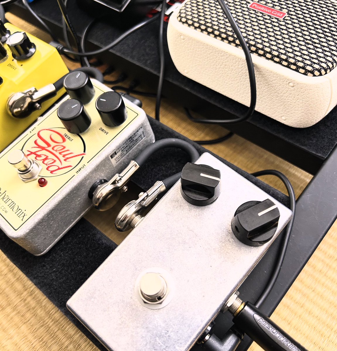 ddm1996's tweet image. 急にFUZZ欲しい病を発症しました。
どなたか素敵なFUZZを教えてください。
また、譲ってもよいという方からのメッセージもお待ちしています。
希望はOCTAVE系で、アーニー・アイズレーの音が出したいのです。
ちなみに写真手前の無記名のハコは自作FUZZです。
#fuzz #electroharmonix #sparkgo