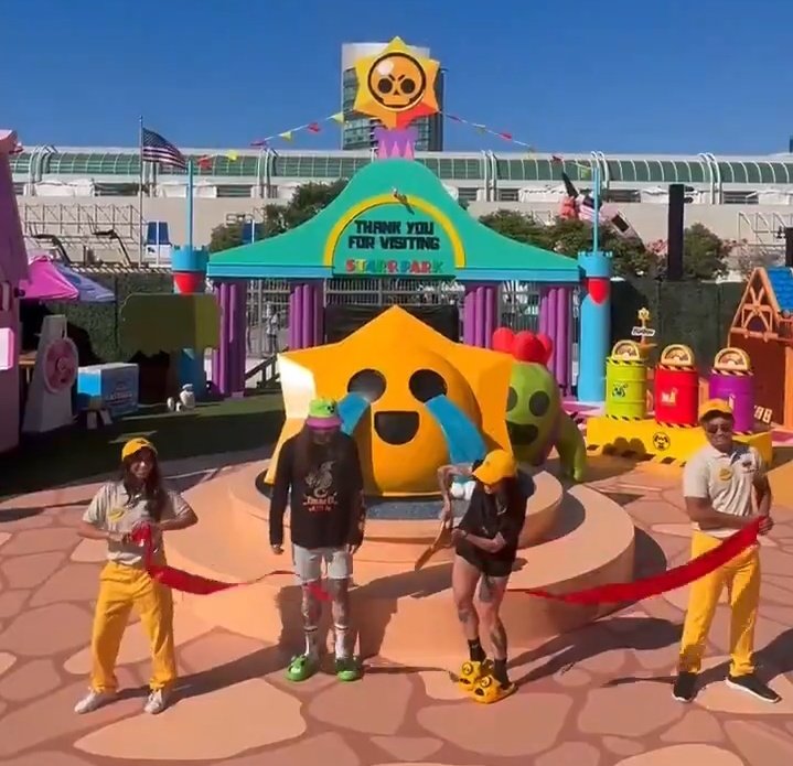 RealNewssBS's tweet image. 🚨 | DURAS DECLARACIONES DE DREW EN LA COMIC-CON DE SAN DIEGO.
👉🏻 "Me he desmayado como 5 veces desde que hemos abierto Starr Park. El mal olor de los fans nos hizo evacuar el lugar."