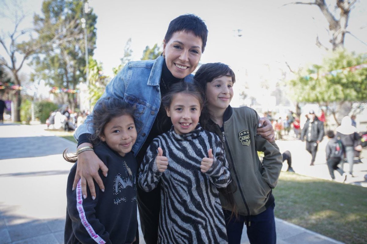 Hola niños pobres
Soy Mayra Mendoza
Y vengo a usarlos para mi campaña...
