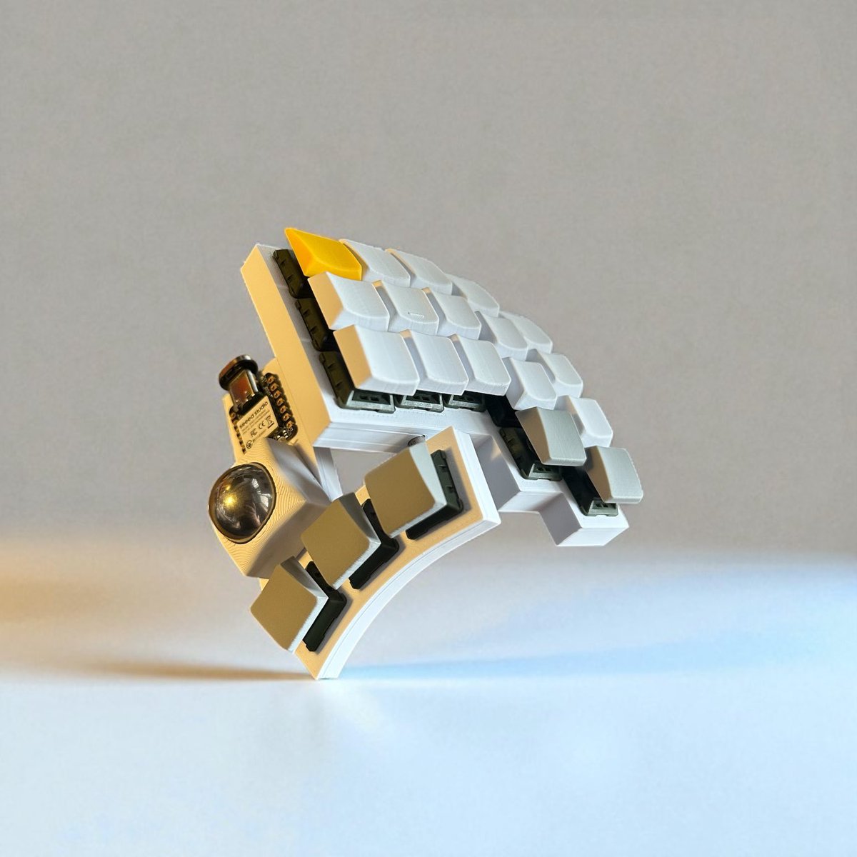 AIさんのセンスでありえない角度に仕上がった笑笑　球の位置はここで良さそう！
テンティングしなくてもなかなか操作感良くなっちゃって困ったな笑

親指のキーや脚になる部分の厚みやら角度を上手いこと解きながら、操作感も損なわないトラボケースを仕上げにゃいかん。こりゃ骨が折れるわね。