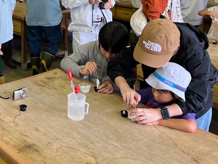 7月12日（土）すこやか農園第２回生育調査が #帯広農業高校 のほ場で開かれました📣
雑草を取り、トウモロコシや枝豆🫛さつまいもの手入れをしたあと、校舎内に移動し、セメントを使った文鎮作りにチャレンジ⚒️
 農業高校の生徒と楽しいひとときを過ごしました☀️