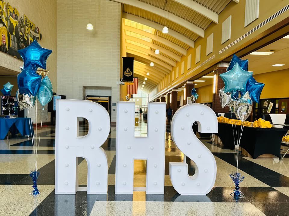 RockHillSchools's tweet photo. Rock Hill Schools welcomes 100 new certified educators at our #LearningToRock orientation!
🙌 50%+ bring experience
🍎 14 are alumni
👩🏫 7 joined via Grow Your Own
💬 “We invest in educators from day one.” – Dr. Elder. Let’s show them some ❤️! #RockHillProud #BackToSchool2025 https://t.co/fdKG4gFFMr