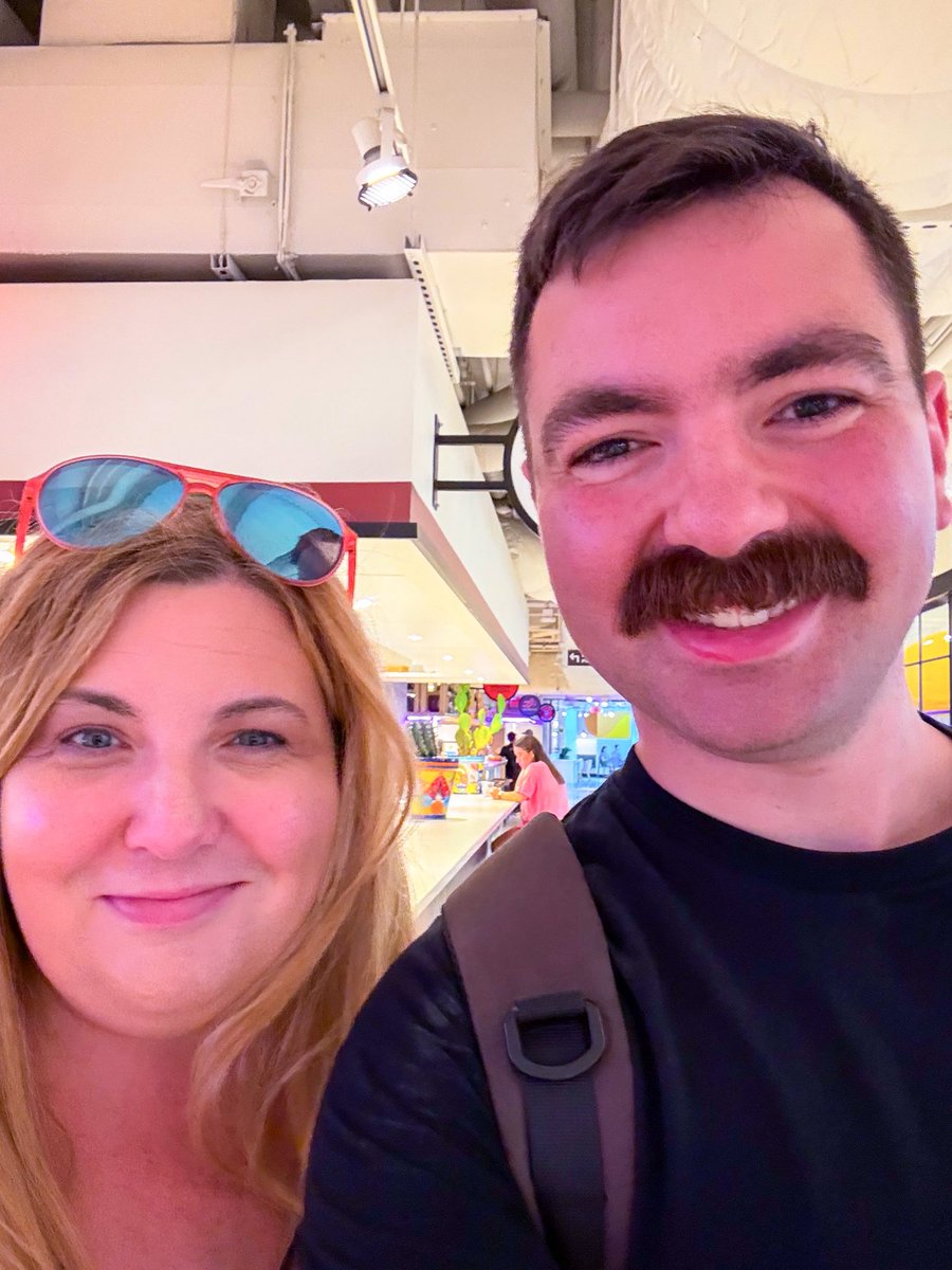 MariaLeaf's tweet image. Dinner tonight with one of my faves, @AsherNotheis! A great reporter and American 🇺🇸❤️