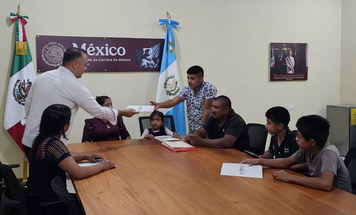 civanglez's tweet image. Hoy registramos como mexican@s a Yerri, Iván, Nicolasa, Roberto y Alma, hij@s de mamá y papá🇲🇽.
Recuerda que mexican@s no requieren cita en @ConsulMexPeten.
Si crees que tú o tus hij@s tienen derecho a la nacionalidad mexicana, ven a tu #ConsuladoDePuertasAbiertas.
@SRE_mx