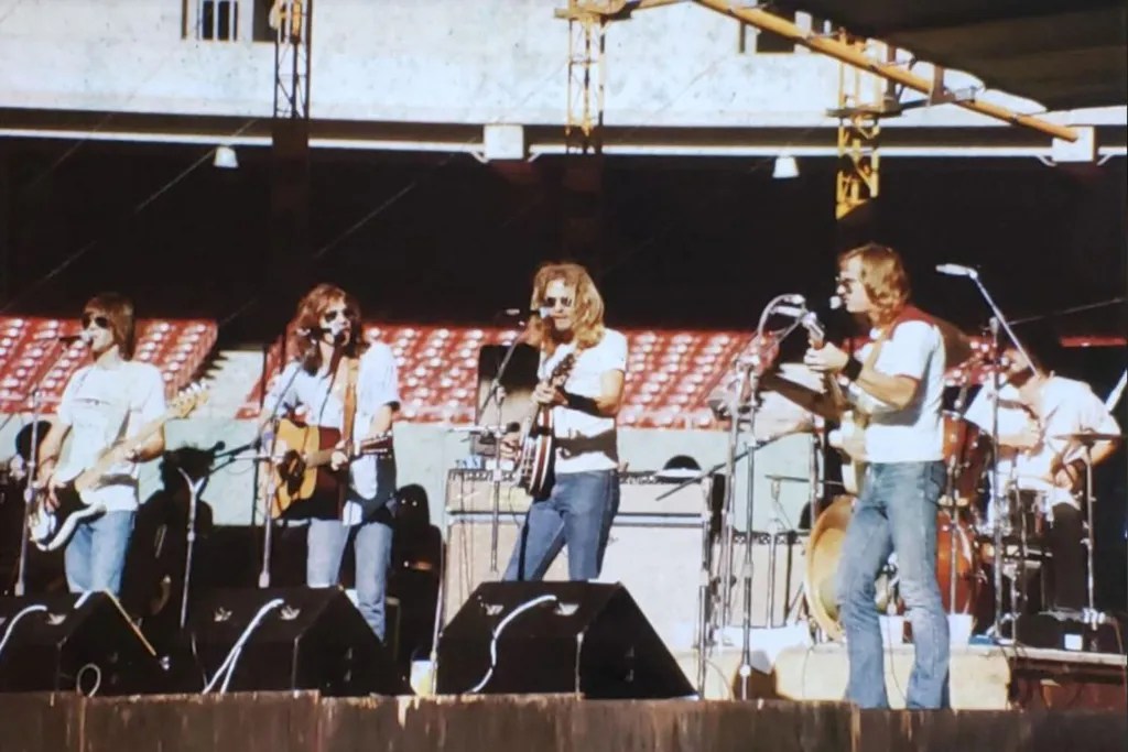 dvesean's tweet image. July 24 1976
Three Rivers Stadium/Pittsburgh
(I wasn&apos;t at this show)

Eagles (pre-Hotel California),
Fleetwood Mac (pre-Rumours)
&amp;amp;
Boz Scaggs (Silk Degrees brand new).

Presented by 13Q!

If you&apos;re my age (OLD),
You answered your phone saying:

&quot;I listen to the new sound of 13Q!&quot;