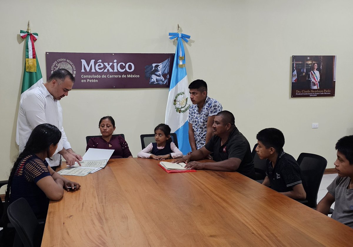civanglez's tweet image. Hoy registramos como mexican@s a Yerri, Iván, Nicolasa, Roberto y Alma, hij@s de mamá y papá🇲🇽.
Recuerda que mexican@s no requieren cita en @ConsulMexPeten.
Si crees que tú o tus hij@s tienen derecho a la nacionalidad mexicana, ven a tu #ConsuladoDePuertasAbiertas.
@SRE_mx