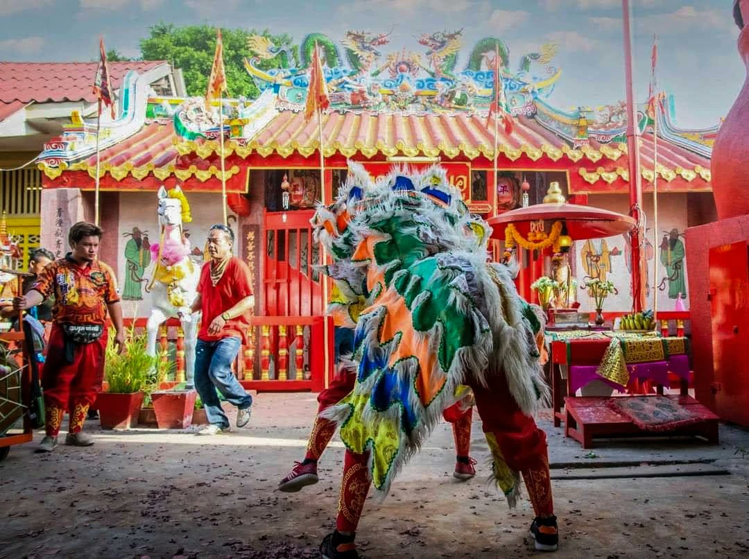 johnmangobk's tweet image. 🧧 Welcome to the heart of Chinatown!
The energy of Yaowarat comes alive with vibrant lion dances, incense-filled shrines &amp;amp; street-side blessings.
📍 Yaowarat Road, Bangkok
A colorful slice of tradition you can feel in your soul.