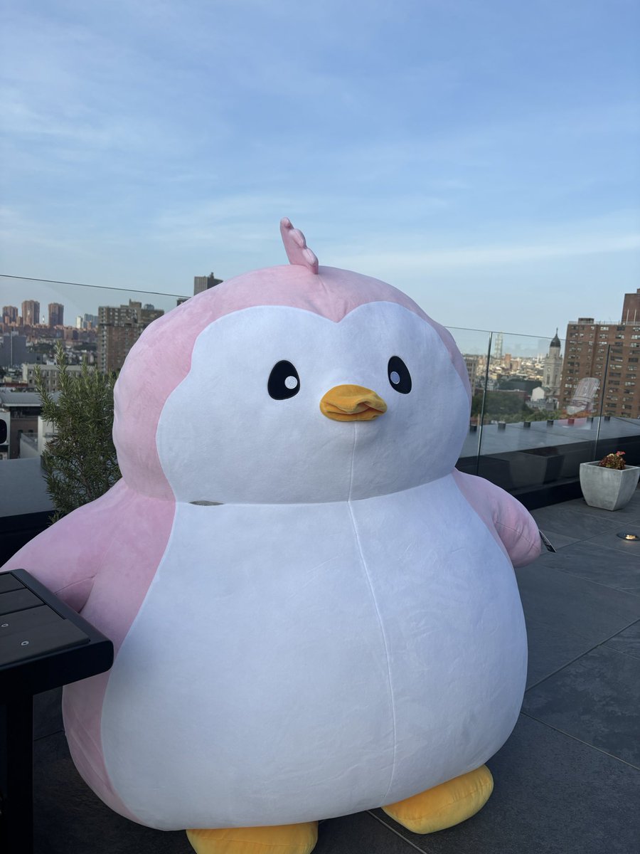 namsan329's tweet image. was at this crypto event and saw this ni hao fine shyt in the corner but forgot to ask for her #
grabbed a flick of her tho, anyone know their @?