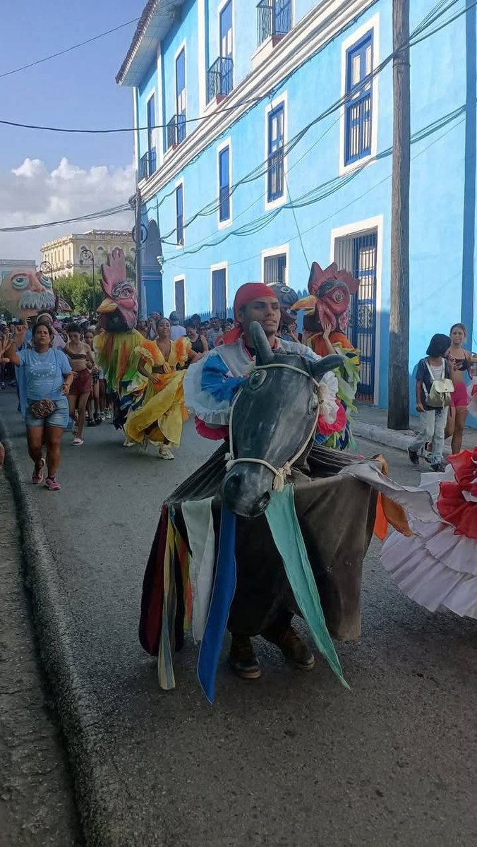 El es Ivan Leiva Carmona, un artista nuestro que se encuentra insertado en el Santiago Espirituano, que hoy acaba de comenzar. Es un orgullo tremendo, que nuestro Ivan, esté cada día creciendo profesionalmente.
#CulturaEspirituana #SanctiSpíritusEnMarcha  #LaSierpe #SomosCultura