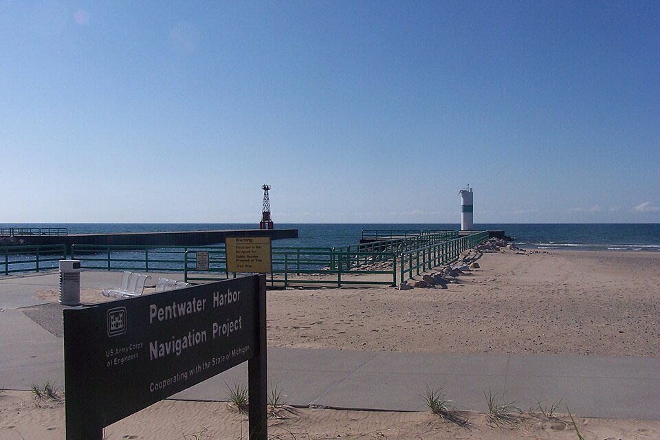 kalamazoo_memes's tweet image. Pentwater Michigan, the entertainment capital of Oceana County!