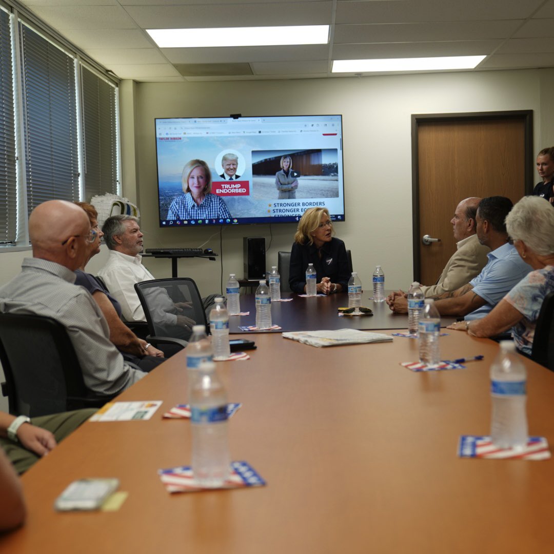 KTaylorRobson's tweet image. Fantastic roundtable with the Green Valley Sahuarita Chamber of Commerce today. As Governor, I’ll work with local leaders to reverse the damage Katie Hobbs has done to our economy and get Arizona back on track.