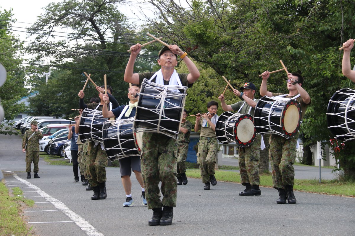 Gsdf_Camp_Iwate's tweet image. #岩手駐屯地 #自衛隊 #盛岡さんさ踊り
　さんさ踊りの開催が近づき、太鼓、笛、踊りによる本格的な合同練成訓練を行っています。本年度入隊した隊員も練習を行っており、その大半が初めての参加ですが、少しずつ踊りを習得しています。皆さんに最高のさんさ踊りを披露できるよう頑張っています。