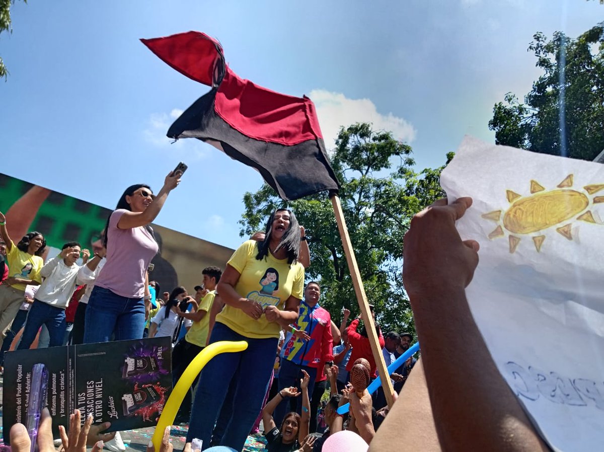 📌 Desde el Mpio Simón Bolívar, en un despliegue de fuerza y compromiso, nuestra militancia rebelde acompaño a la camarada Sugey Herrera, la candidata del pueblo a la alcaldía, en el cierre de campaña. 

ＶＯＴＡ ＴＵＰＡＭＡＲＯ 🔴 ⚫