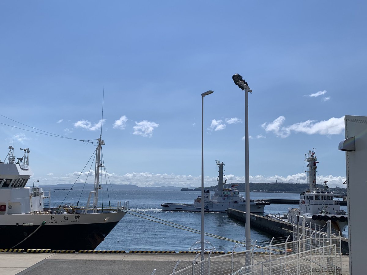 令和7年7月25日、今日の横須賀新港ふ頭のようすです。
朝からジリジリとした太陽が照り付けて厳しい暑さが続いています。海上災害防止センターの消防船ひいらぎが入港して来るところが見えました。