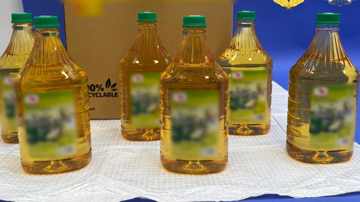 TheAusToday's tweet image. Meth hidden in cooking oil bottles bust as man charged in $45k drug smuggling sting
Authorities seized 27 bottles containing 33 litres of liquid meth, triggering a controlled delivery operation by the AFP.
📰 Full story via @TheAustraliaToday:
🔗 theaustraliatoday.com.au/meth-in-cookin……