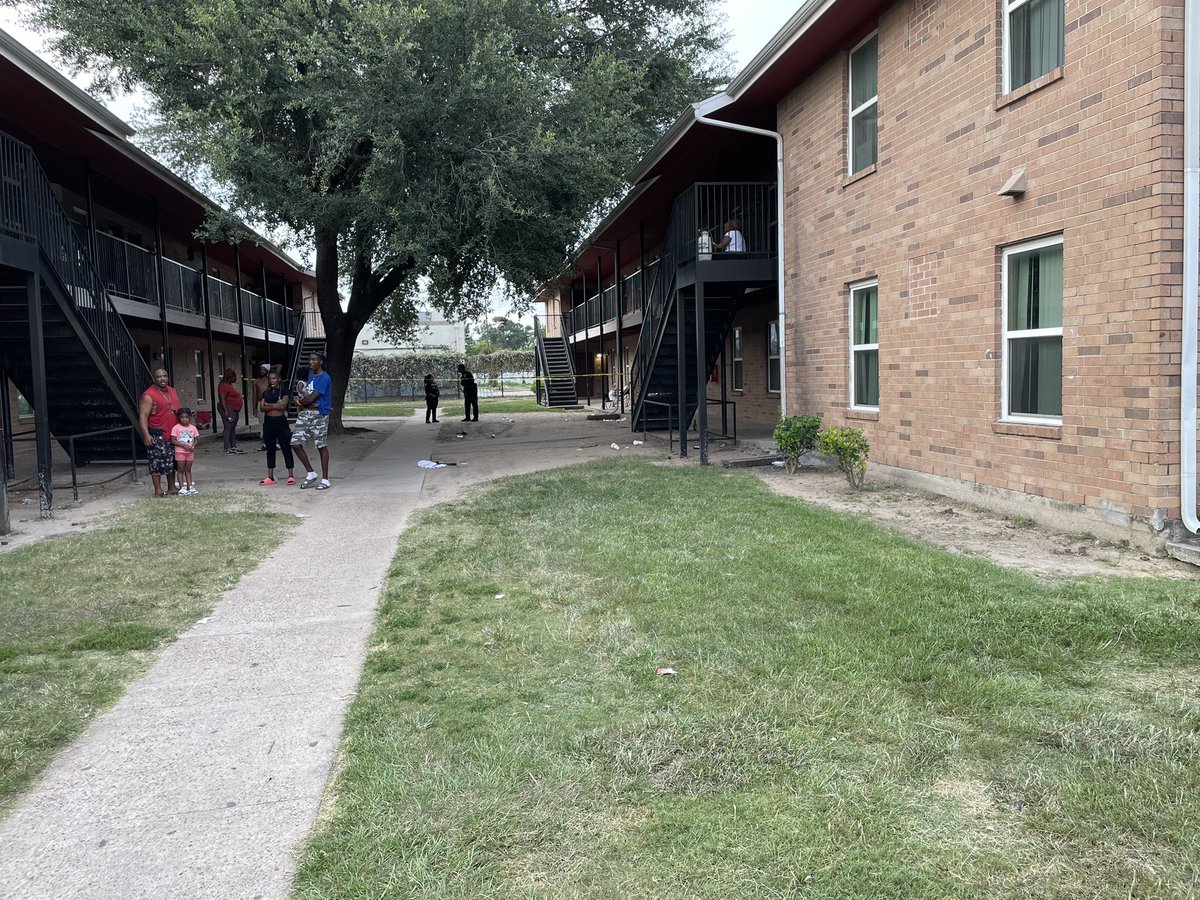 houstonpolice's tweet image. Northeast officers are at a shooting scene 7600 Curry. One brother shot his brother, his mother tried to intervene and was also shot. Both are expected to survive. Shooter is in custody. 202
