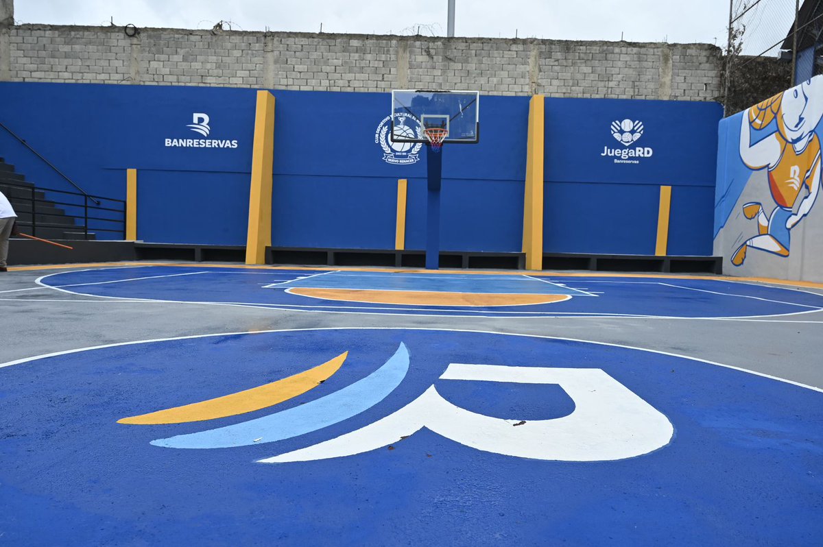 EnmanuelRM_'s tweet image. 🏀 ¡Cancha renovada en El Manguito!  

@BanreservasRD y su presidente ejecutivo @spereyrarojas entrega su 5ta instalación con #JuegaRD 🎉  

+Deporte, +arte, +comunidad 💪  
Un espacio seguro y moderno para la juventud 🇩🇴  Así se impulsa el liderazgo y el juego limpio 💫