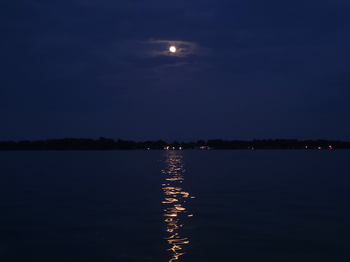 pangmeli's tweet image. moon as punctuation