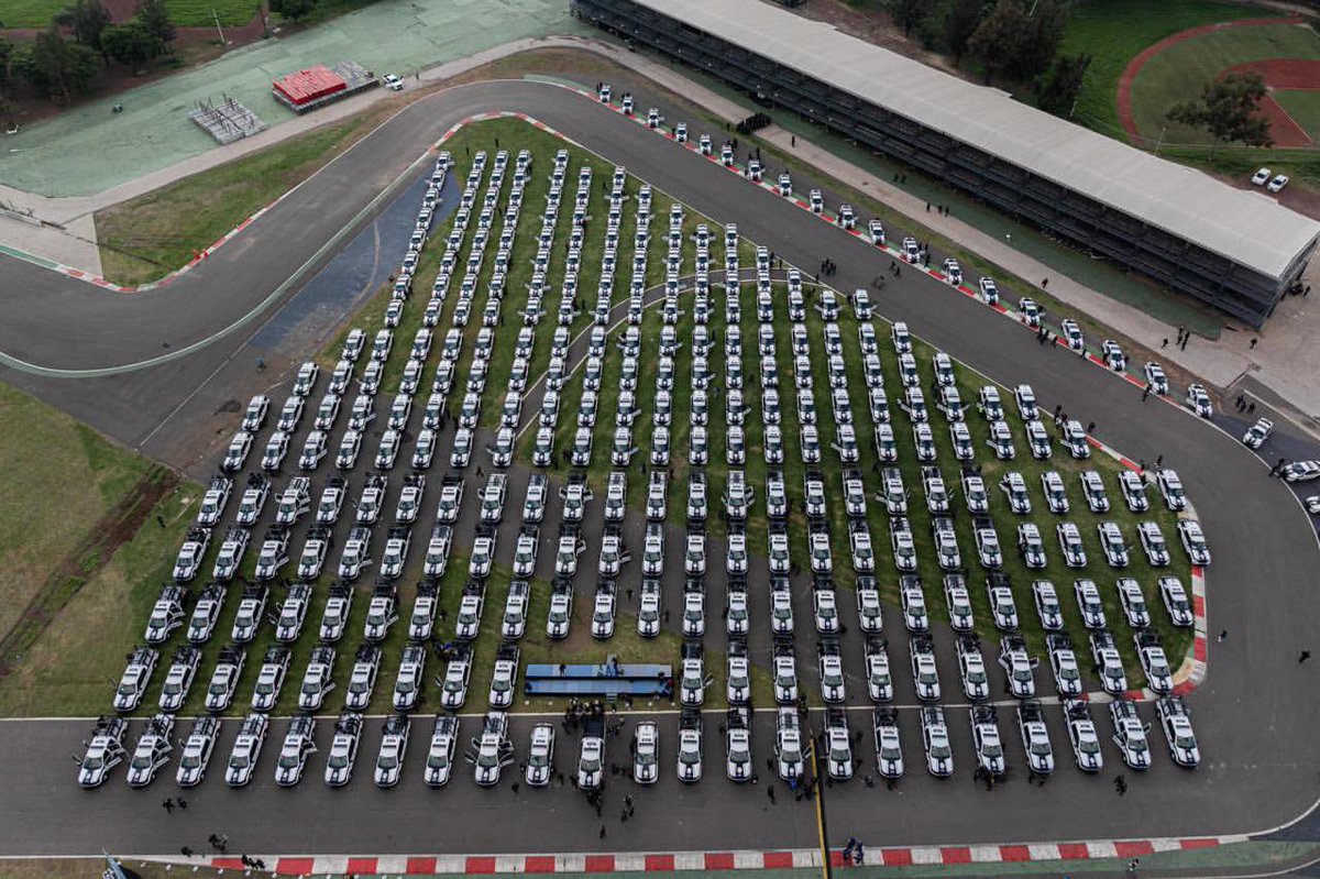 Con la entrega de 3,500 patrullas, <a href="/ClaraBrugadaM/">Clara Brugada Molina</a> cumple el compromiso de renovar el parque vehicular y reforzar la seguridad en la #CDMX. Una inversión superior a 7 mil millones de pesos para garantizar paz y justicia. #CapitalDeLaTransformación