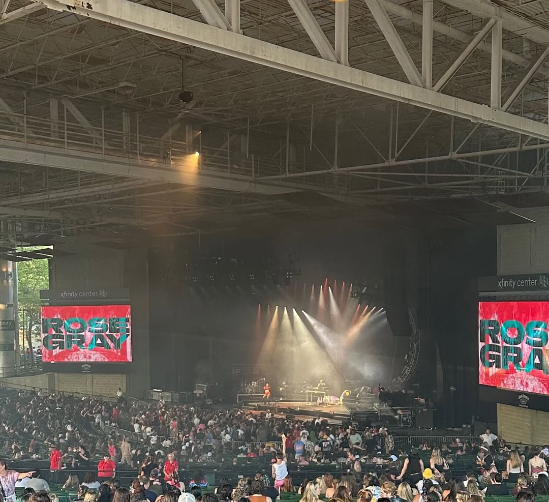 rosegraybr's tweet image. 🌀 Dance to the beat of a drum
Rose Gray performando o hino Just Two na abertura da The T!ts Out Tour, com a Kesha, em Massachusetts, nos EUA.