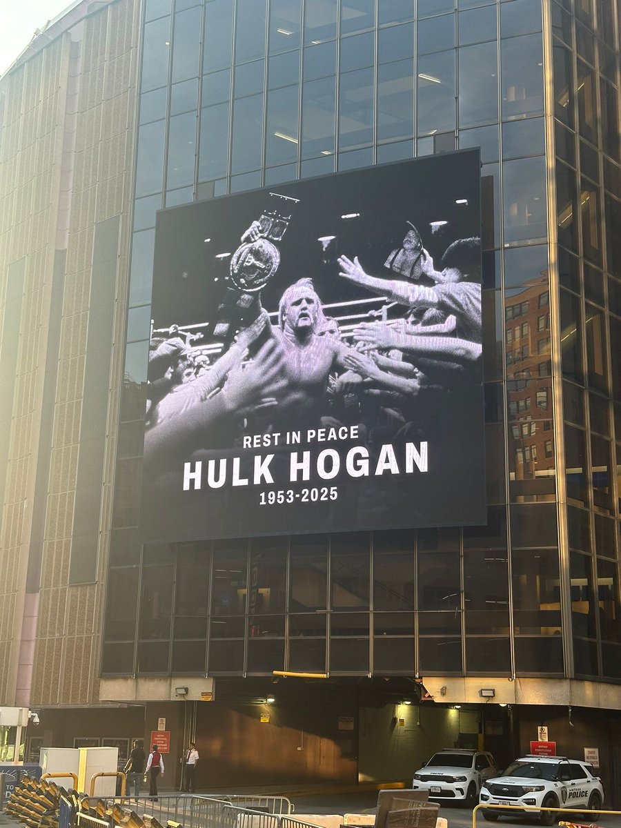 Bipulkumar88088's tweet photo. Madison Square Garden puts up at #HulkHogan tribute https://t.co/BIxdym4iMM
