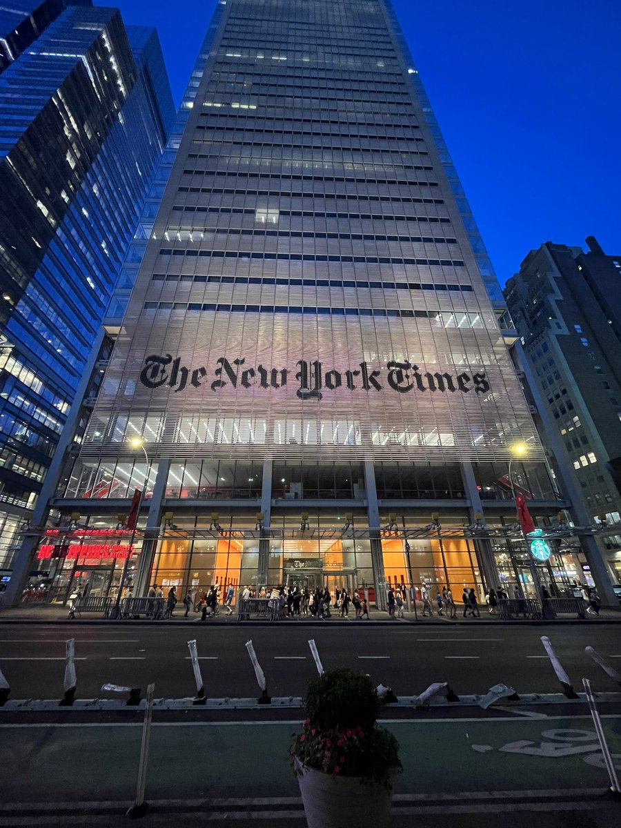 kirkpinhoCDB's tweet image. Midtown is lame AF but this building always thrills me