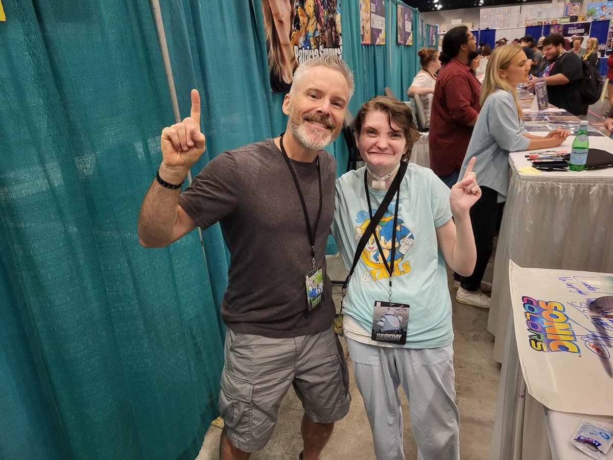 HopsyTRabbit's tweet image. Just went to #GalaxyconRaleigh, and met the amazing voice actor @RogerCraigSmith! Just like in Sonic Boom he was really funny, and super nice! He also loved my Sonic artwork!