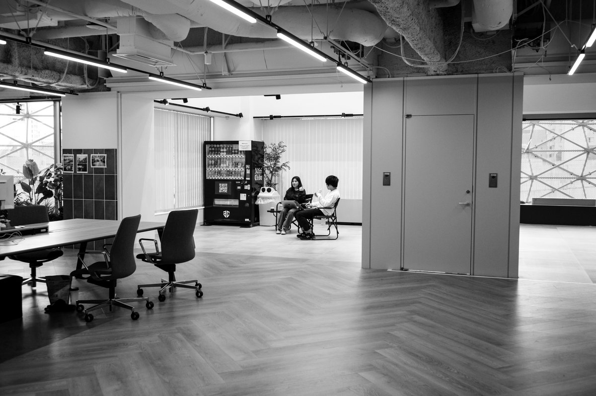 オフィスの片隅でオープンに 1on1 やってたりも、します。