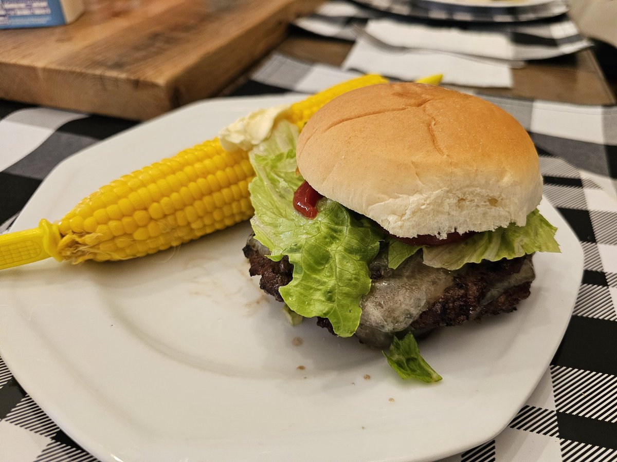 TheGlassPantry's tweet image. Awesome smash burgers! Our son-in-law and daughter deserved praise after re-flooring my husband's office with hardwood. 🥰