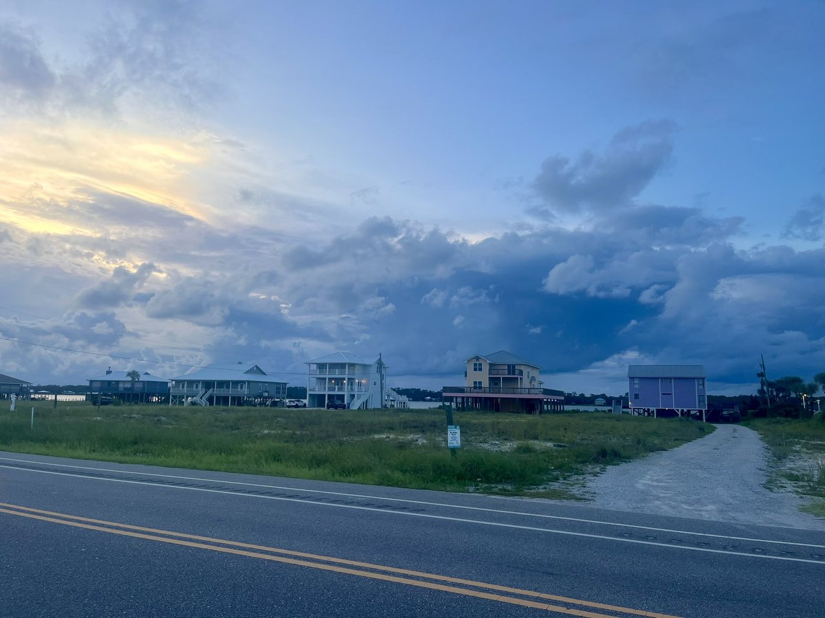 garyharris_wvua's tweet image. Cool cloud formations this evening in Gulf Shores! @RichardWVUA23 @rzweather