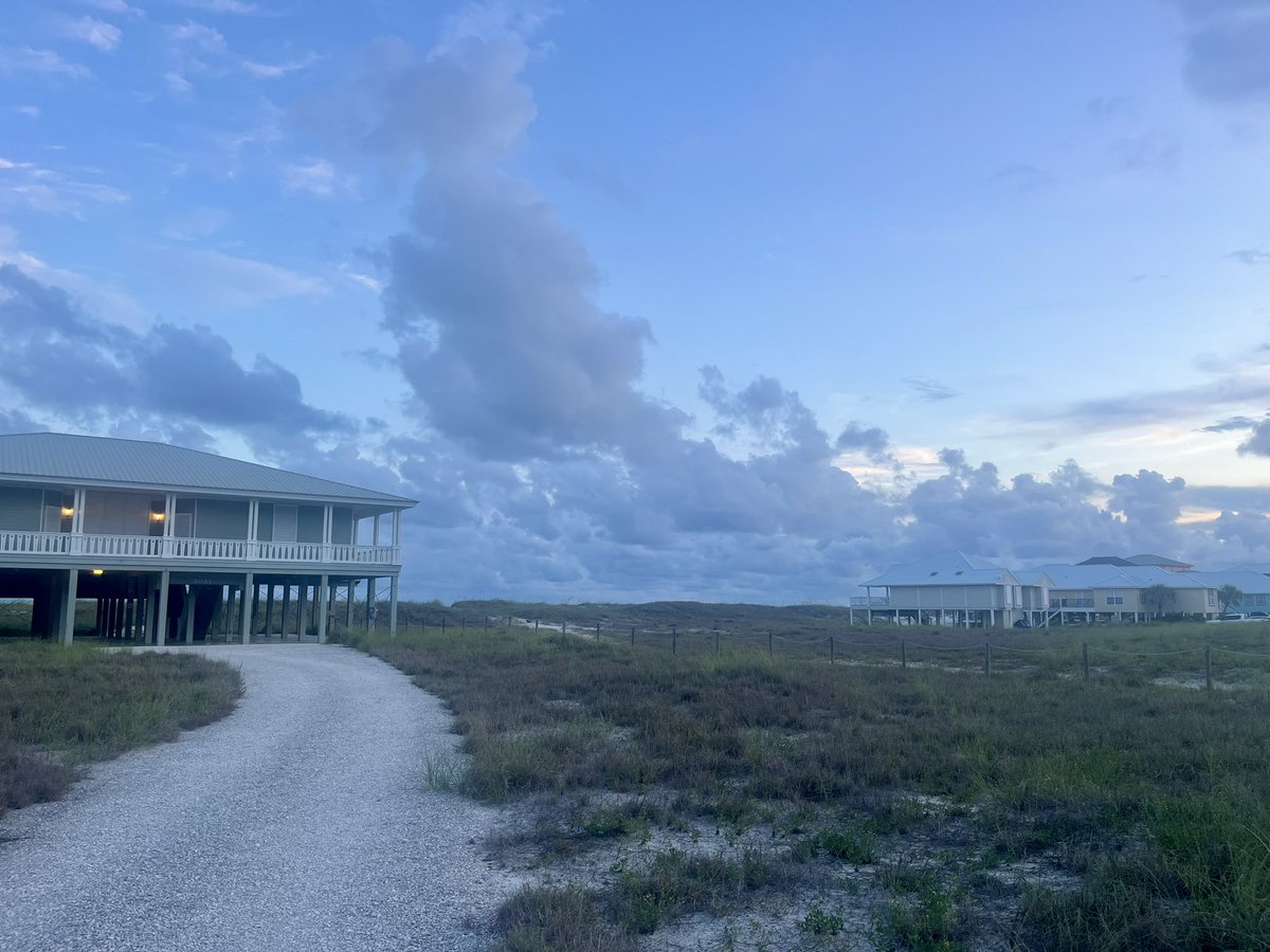 garyharris_wvua's tweet image. Cool cloud formations this evening in Gulf Shores! @RichardWVUA23 @rzweather