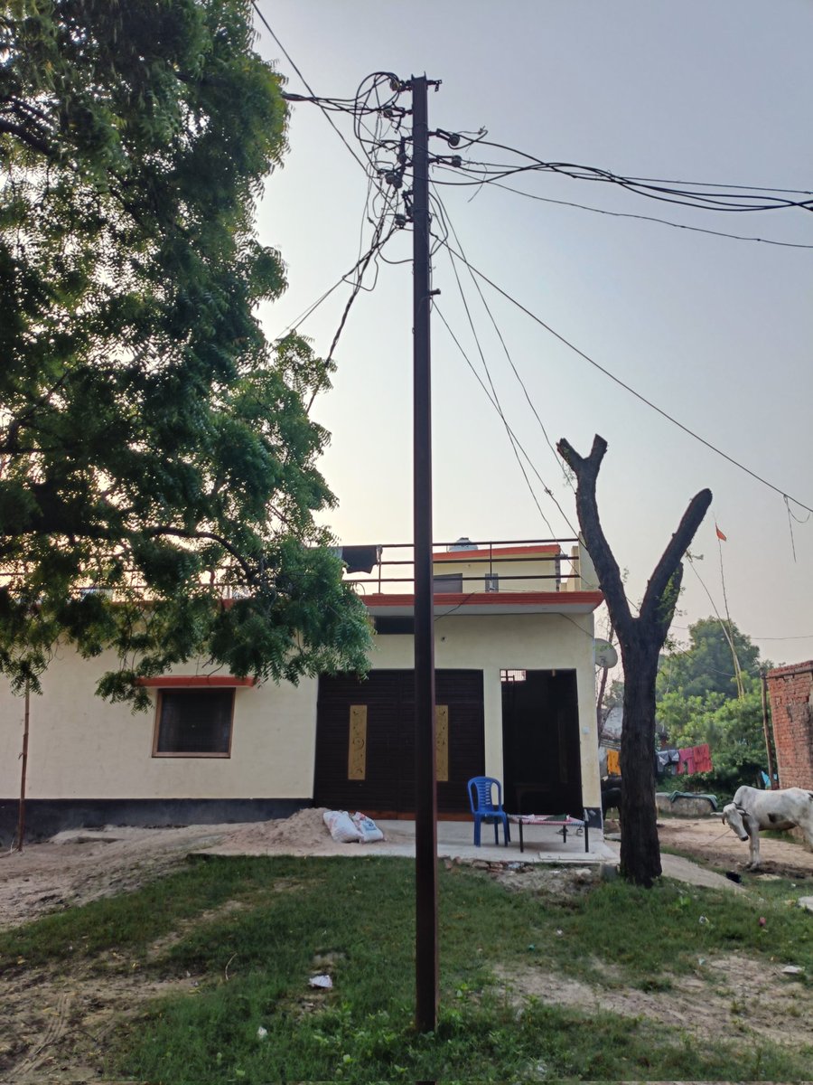 rajeshbstvgonda's tweet image. #AKSharma #mvvnl श्रीमान जी जनपद गोंडा में शहर से सटी ग्रामसभा हारीपुर में लगे बिजली के इस खम्भे में करंट उतरने से अबतक 4 जानवरो क़ी मौत हो चुकी है, भविष्य में घटना न हो इसके लिए लोहे के स्थान पर सीमेंटेड खम्भा लगवाने की कृपा कीजिये।