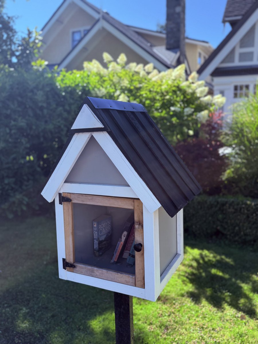 snufflewort's tweet image. The greatest invention since polka dot bandannas! #littlefreelibrary