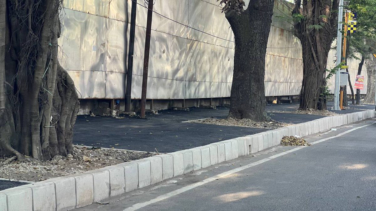 Opsi komen untuk foto di bawah:
1.Bandung emang kota kreatif. Ada gak kota lain yg trotoarnya diaspal? Gak ada kan pasti, moal kapikiran. Bandung Juwana! 
2.Setelah trotoar bikin tijalikeuh, Bandung kini memberi cobaan kepada rakyatnya dengan memberi aspal panas meh teu liwat