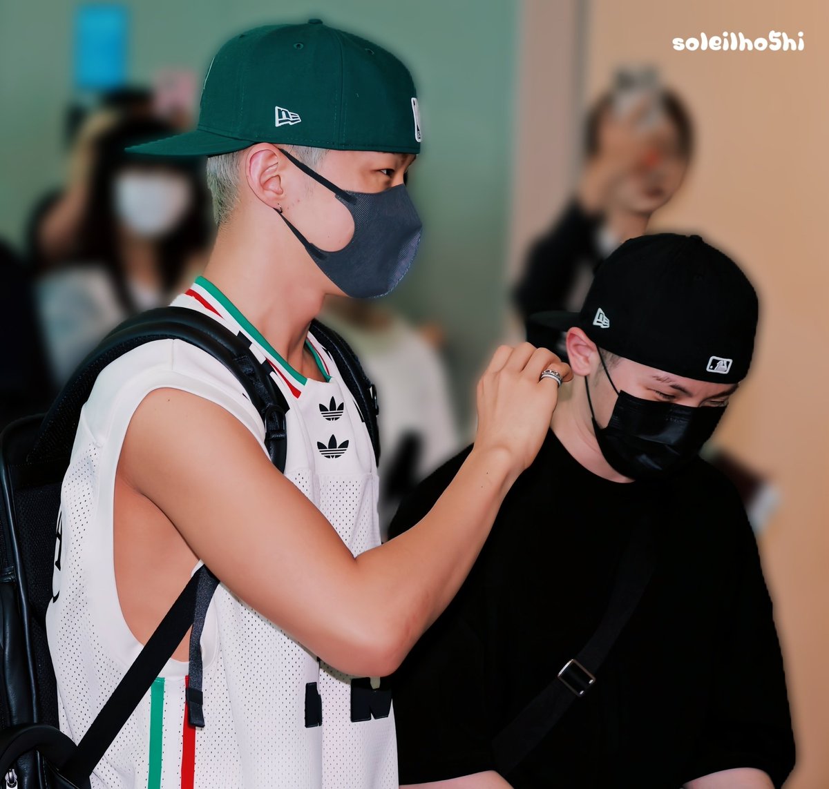 25.07.25 호시 우지 ICN 출국
하트는 절대 안돼🫶🏻 귀여운 호우

#호시 #권호시 #권순영
#우지 #이지훈 #호시출국
#우지출국 #HOSHI #WOOZI
#权顺荣 #ホシ #호시우지