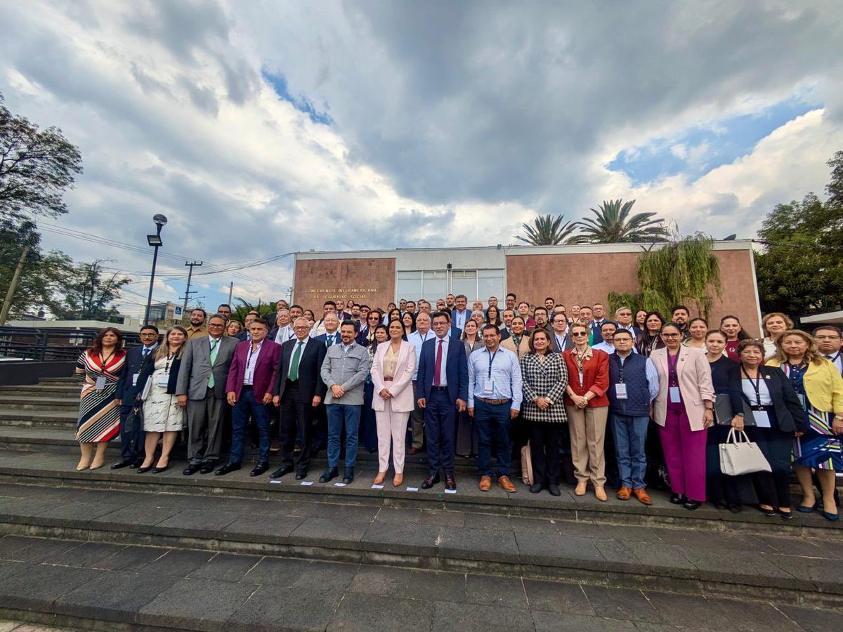 jorgegavino's tweet image. Siguiendo las instrucciones de la presidenta @Claudiashein, el Mtro. @zoerobledo y @A_MontielR llevaron a cabo una reunión con los titulares de las representaciones estatales de @Tu_IMSS y @bienestarmx con el objetivo de fortalecer los trabajos del programa "Salud Casa por Casa".