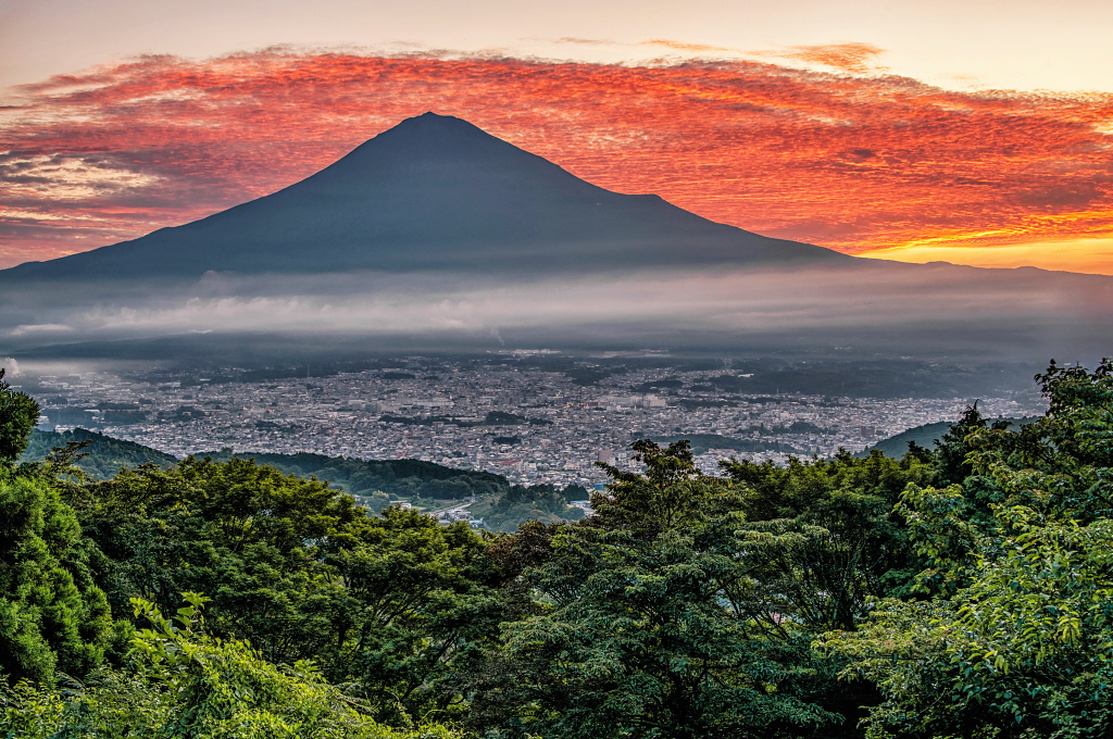 taitan21's tweet image. おはようございます。
街を望む高台からの朝焼け雲を従えた富士山の風景です！