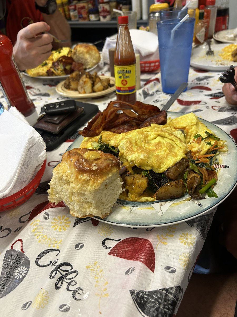 CoachCoreyD's tweet image. On the latest episode of Lunch With The Raps!
We took a visit to see our good buddy at Big Al’s!
What a tour it’s been! Tune in next time to see what we eat next!