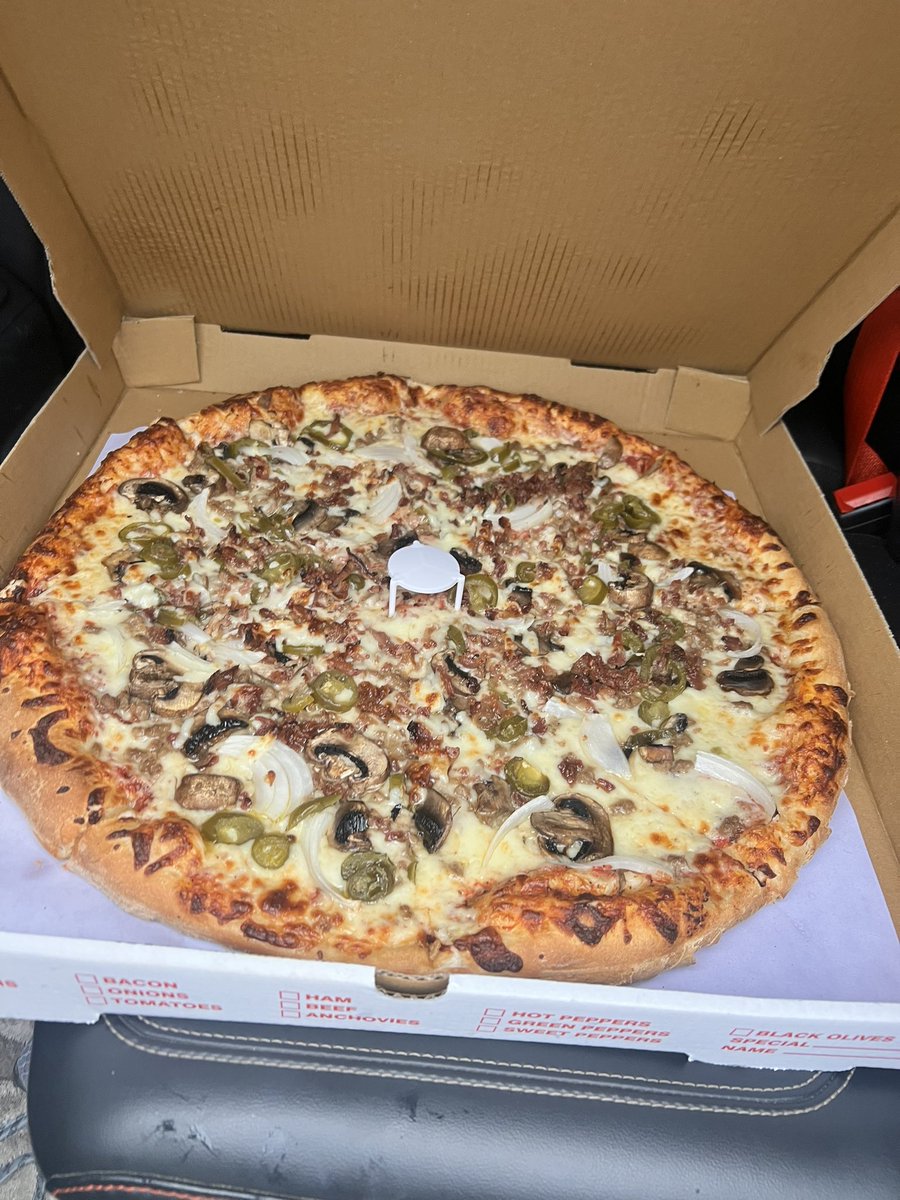 Riflemanscreed2's tweet image. Stayed late at work and ordered a pizza from our new local Italian restaurant… He is Italian, from out of town and 7 feet tall 😳
It was great :)
