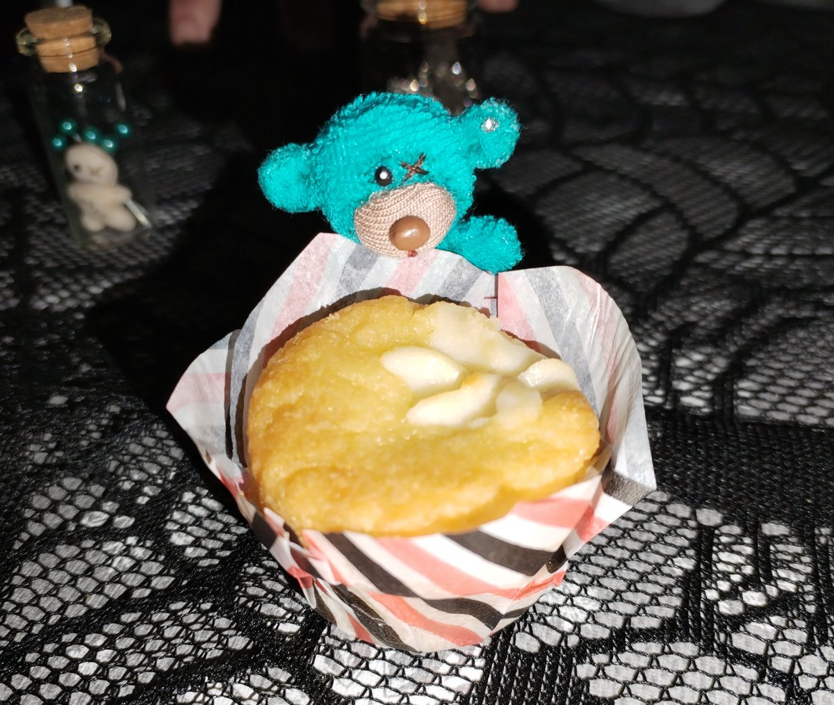 #IchdenkeSiesolltendaswissen
#7evenundseineVoodooDollaufX
#Fusseltrolle

🧁... 7even hat es knistern gehört,
schon war er da und wollte wissen was das wohl leckeres ist ?!?🧁
~ Mini-Zitronen-Muffins mit Magerquark Füllung ~
...fand er mega lecker - auch um diese Uhrzeit 2:53am...