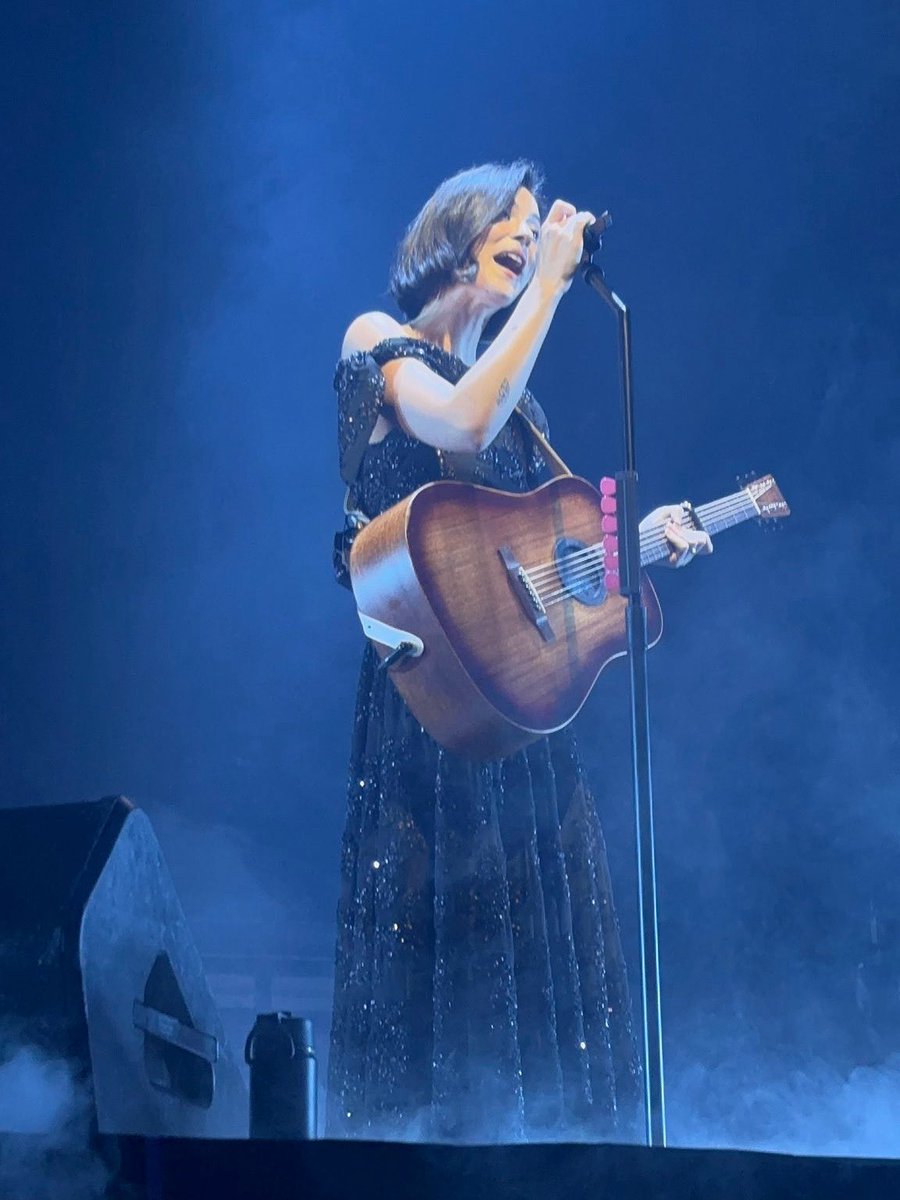 GracieAbrUpdate's tweet image. Gracie on stage tonight at TD Garden in Boston, Massachusetts! ⭐️
—📷: taygraciesdiva