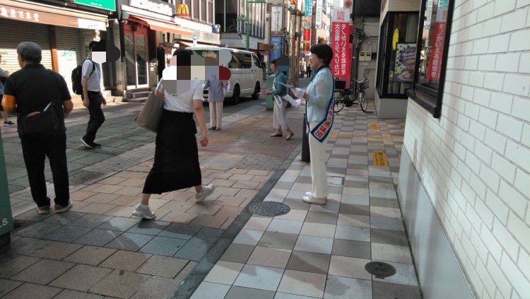 nanako_jcp's tweet image. 参院選が終わっても市長選挙中なので拡声器が使えません。
綱島駅宣伝では、参院選結果報告と横浜市長選への見解を配布。
「参院選ではおせわになりました。市長選に対する考え方もお配りします」
市民に説明しきるには時間が足りません。
jcp-kanagawa.jp/2025/07/post-8…
