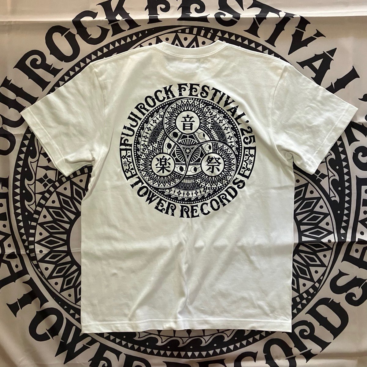 TOWER_NMNL's tweet image. 【#フジロック 会場】
おはようございます🌞
フジロック1日目タワレコブースオープンしています！

タワレコブースではフジロックコラボグッズを販売中！
今年は&quot;フジロック音楽天国&quot;をテーマに曼荼羅風にYamaki Makotoさんにデザインいただきました！

スタッフ一同元気いっぱいお待ちしております🕺