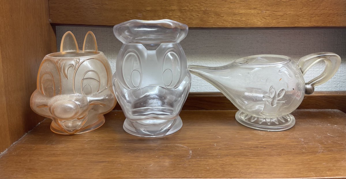 ディズニーリゾートのかき氷🍧は
昔、このような容器と共に販売していた時期がありましたね。
思い出したので探しました。

シンプルなデザインですがよく出来ていますね。
小さい頃この容器を見て喜んでいたのを思い出しました

#TDR_history
#かき氷の日
#シェイブアイス