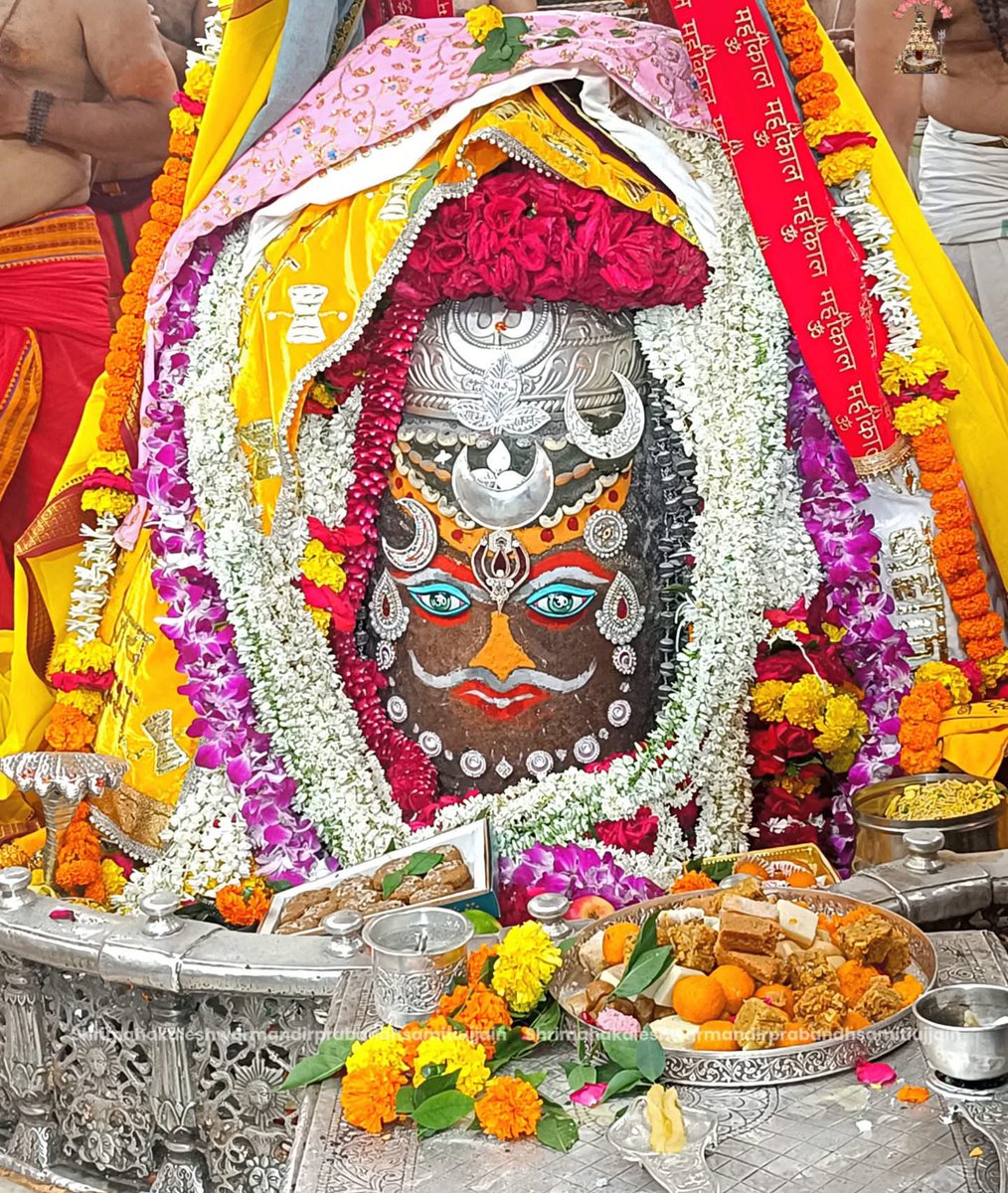 श्री महाकालेश्वर ज्योतिर्लिंग जी के आज के भस्म आरती श्रृंगार दिव्य व अलौकिक दर्शन 25.07.2025

बोलो जय श्री महाकाल 🙏🚩