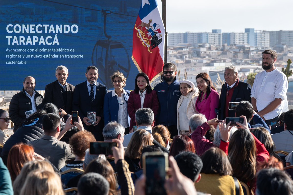 GobiernodeChile's tweet image. Tarapacá mejor conectado🚡🚌
Desde Alto Hospicio, el Presidente Gabriel Boric anunció una serie de avances en conectividad para la Región de Tarapacá:
✅Licitación en curso para el nuevo Teleférico Alto Hospicio- Iquique: mejorará la movilidad urbana y beneficiará a más de 375…