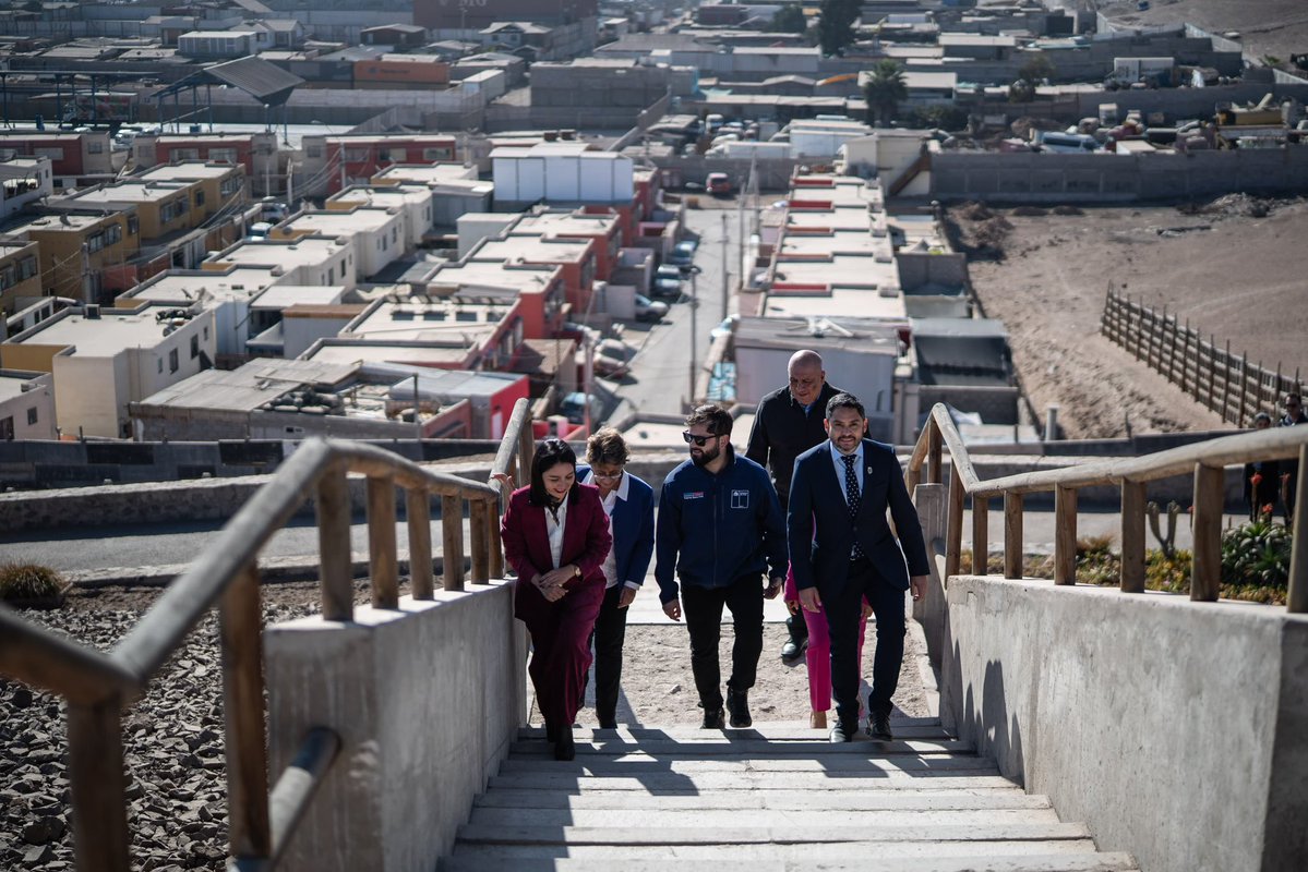 GobiernodeChile's tweet image. Tarapacá mejor conectado🚡🚌
Desde Alto Hospicio, el Presidente Gabriel Boric anunció una serie de avances en conectividad para la Región de Tarapacá:
✅Licitación en curso para el nuevo Teleférico Alto Hospicio- Iquique: mejorará la movilidad urbana y beneficiará a más de 375…